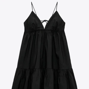 zara poplinklänning  - den svarta poppis klänningen från zara, kommer ej till användning tyvärr 🤍 endast testad