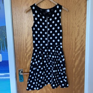 Prickig klänning - Prickig klänning, svart vit, HM, XS, dragkedja på framsidan