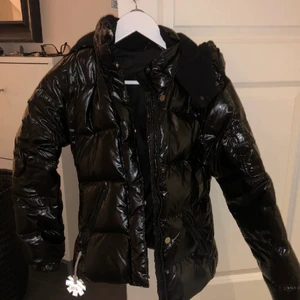 Vinterjacka - Köpt från en annan på plick, använde aldrig när jag köpte men var som nyskick när jag fick den! Från Wolff - wear. Bra passform, finns inte i butik, storlek 32 men passar även mig som är en 34! 400kr + frakten (lånade bilder från den jag köpte av) vet inte exakta pris på frakt 