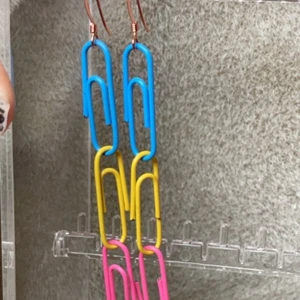 Gem örhängen - Ett par fina gem örhängen med färgerna blå, gul, rosa. 15kr+11 kr Frakt