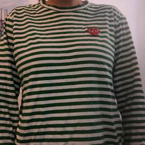 Grön och vit randig comme des garçons t-shirt. Den är en aning liten i storlek. Jag bär vanligtvis S/M och är 173 cm. Tröjan är använd men i fortsatt gott skick. 