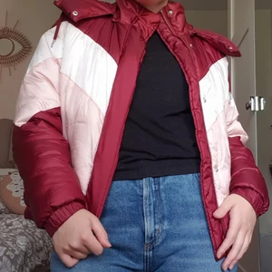 Rödrosa Höstjacka strl S - Större passform; Bra skick; Den har fickor och stor luva