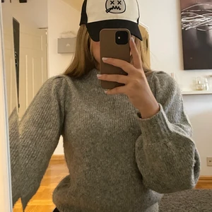 Stickad tröja  - Säljer denna super sköna och snygga stickade tröja som har puffärmar