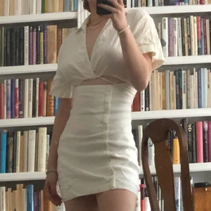 Vit klänning från Zara strl S - Jättegullig vit klänning från zara i storlek s. Perfekt skick då den endast använts en gång! Den är ganska kort och ganska liten i storleken så passar nog bäst som xs/s! Köparen står för frakt ✨