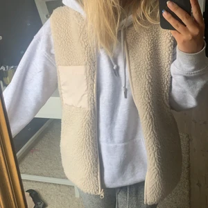 Teddy väst - Säljer denna supppper fina teddyvästen ifrån Gina tricot i storlek M, skulle dovk säga att den passar allt ifrån S till L. Den är knappt använd och köpt förra året så den är i super bra skick 💓