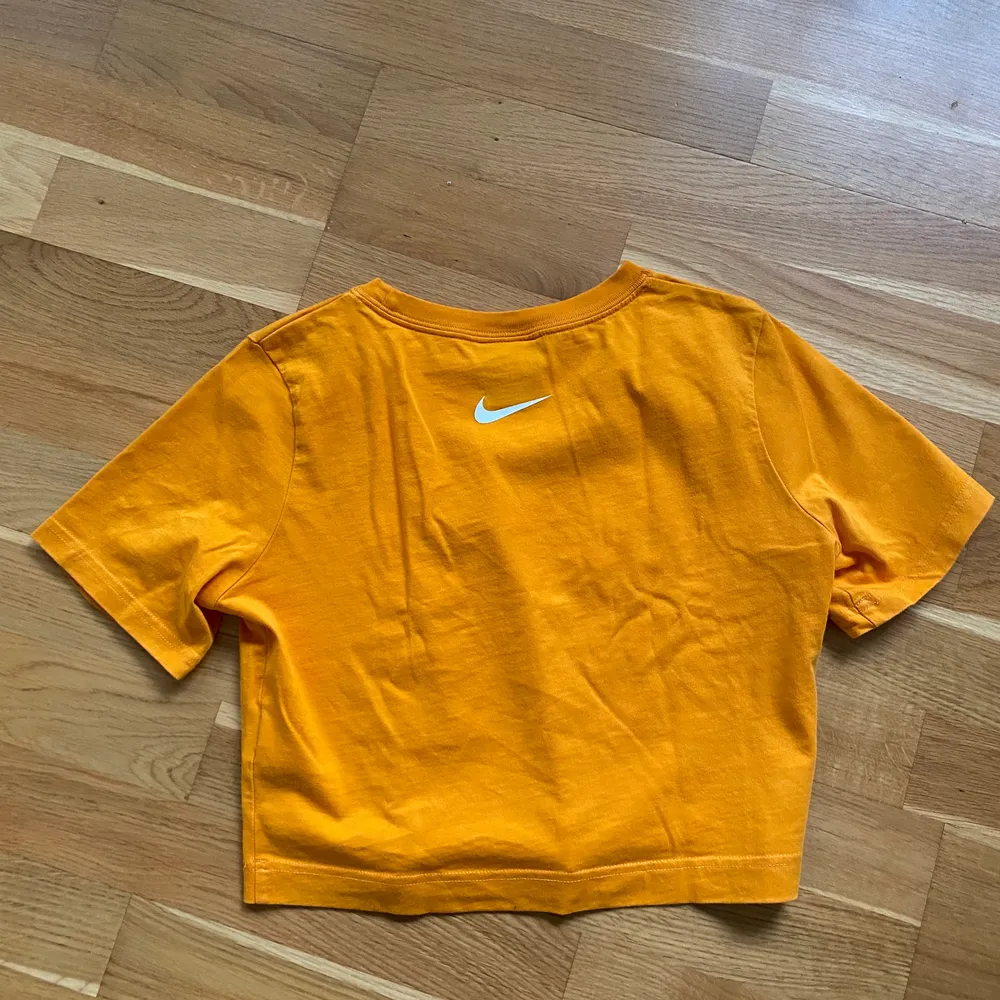 Fin orange nike T-shirt i storlek xs💘. T-shirts.