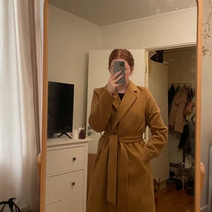 HM Kappa, storlek 40 - Brun kapp från HM i gott skick, perfekt till höst och vinter. Använd 4-5ggr. Passar M/L