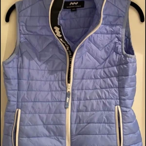 Dunväst Mountain works - Ljusblå väst i storlek XS, passar även S 