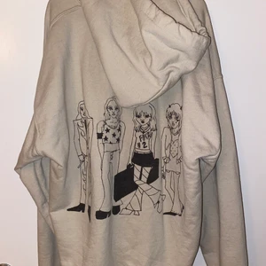 Måneskin hoodie! - en så snygg och mysig Måneskin hoodie! endast använd en gång! säljer då den inte kommer till användning! nypris ca 500 kr, köparen står för frakt 🤪