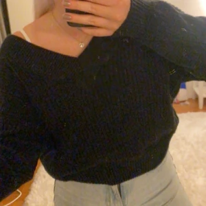 TRÖJA FRÅN NA-KD - Fin virkad tröja från NA-KD som är nästintill oanvänd 💘 skönt material med fin passform. Plagget är storlek XS men passar för personer med XS-M💘 Jag säljer den då jag inte känner att de är min stil längre och kommer nog användas flitigare av nån annan 💘💘 köptes för 200kr tror jag och jag säljer den nu för 70kr + frakt 