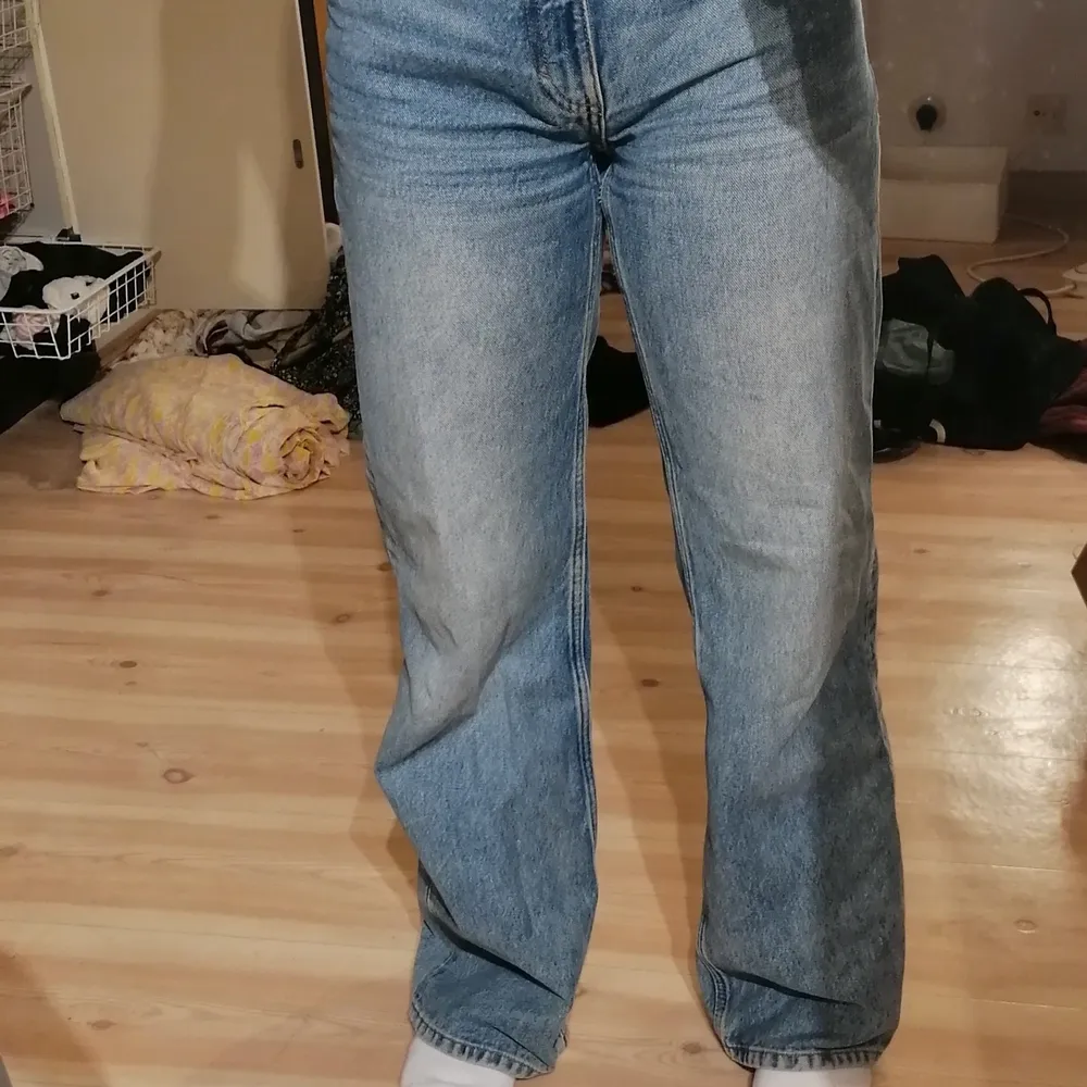 Säljer dessa Vida jeans från Monki i modellen Yoko, storlek 25. Knappt använda och superfina. Jeans & Byxor.