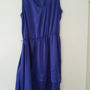 Satin klänning storlek S  - Hej.Jag säljer min fin klänning. Använd några gg. Mycket gott skick. 