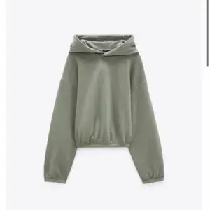 Säljer denna militärgröna croppade hoodien då den inte kommer till användning. Sparsamt använd, Max 3 ggr. Skriv för fler bilder eller frågor!💕