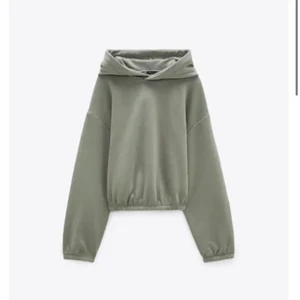 Zara hoodie - Säljer denna militärgröna croppade hoodien då den inte kommer till användning. Sparsamt använd, Max 3 ggr. Skriv för fler bilder eller frågor!💕