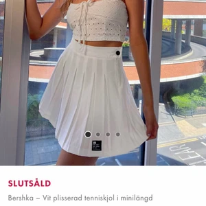 Vit plisserad tenniskjol i minilängd - Plisserad tenniskjol från Bershka i fint skick, slutsåld på hemsidan 🐢