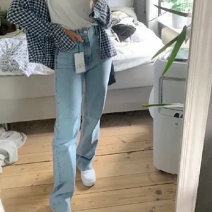 Zara jeans - Jeans från zara. Sjukt fina men tyvärr för små för mig. Knappt använda 💕💕💕
