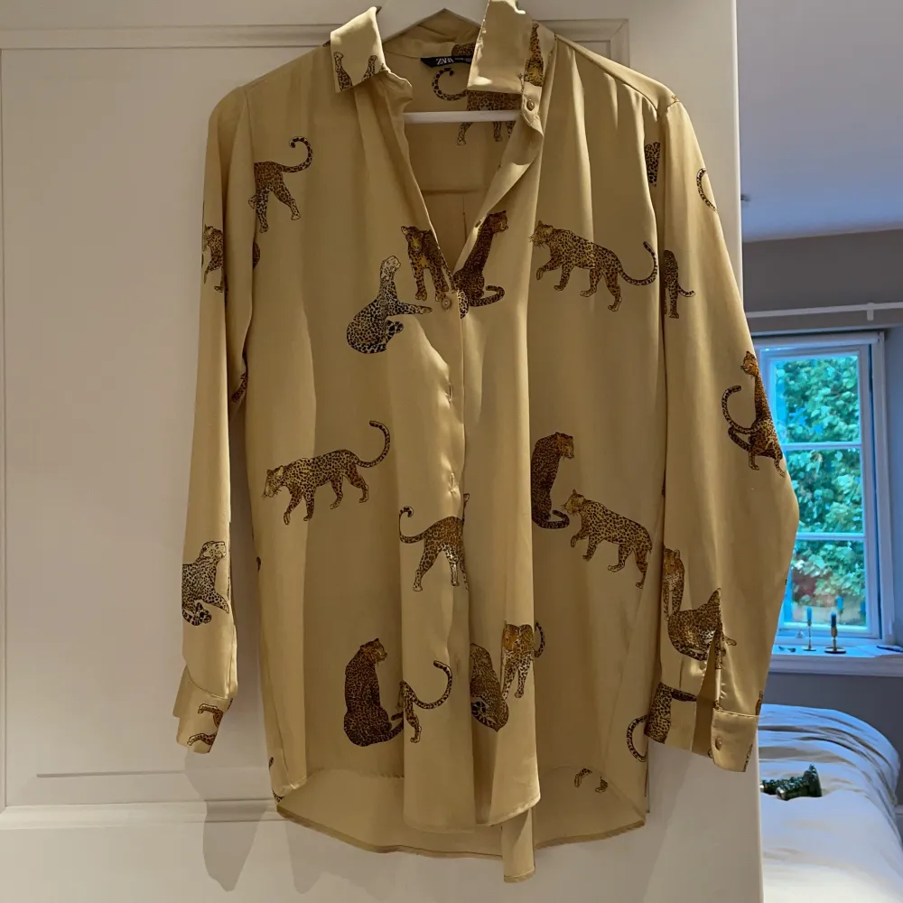 Skjorta med mönster av leoparder. Storlek XS från Zara men den är oversized. Frakt ingår ej i priset🥰. Skjortor.