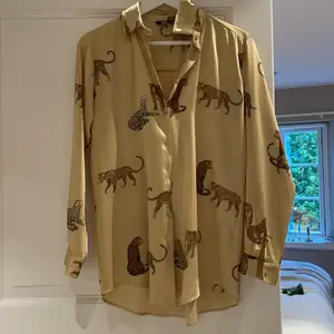 Skjorta med mönster av leoparder. Storlek XS från Zara men den är oversized. Frakt ingår ej i priset🥰