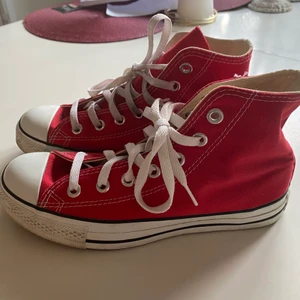 Röda Converse  - Säljer dem här ÄKTA converse i stl 37.5, nästan i nyskick och inte så använda :)