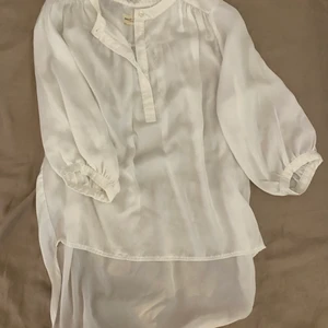 Vit blus - Jättefin vit blus som är längre baktill. I mycket fint skick. Strl XS