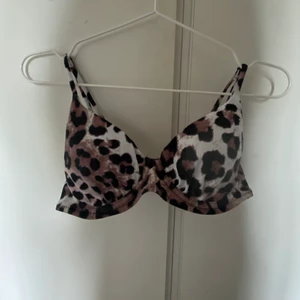 Bikinitopp - En bikinitopp, typ aldrig använd, vädligt fin🐆