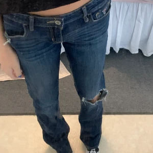 Jeans - Lågmidjade hollister jeans , insydda på sidan för att passa mig som har Xs men går att sprätta upp så de passar en S/M