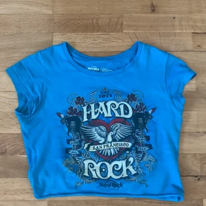 Babytee - Säljer en babytee från hard rock café! Köpt från Plick för ett tag sen men väljer att sälja den då den inte kommer till användning längre! Bara att ställa fråga om ni undrar något 🌸