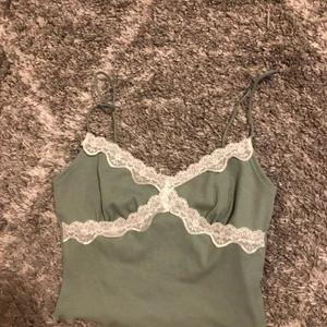 Grönt linne - Ett grönt linne. Skriv privat vid fler bilder eller frågor:)