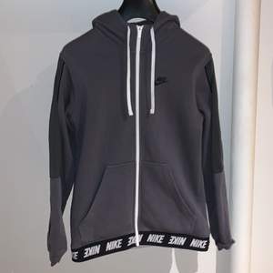 Nike tränings hoodie strl M använd ganska länge men i fult skick inget trasigt. Kom privat för info 