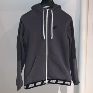 Nike tech hoodie  - Nike tränings hoodie strl M använd ganska länge men i fult skick inget trasigt. Kom privat för info 