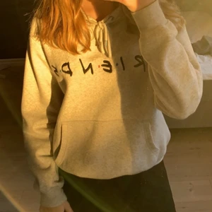 friends hoodie - en lite oversized hoodie från hm med broderad text där det står friends. kommer inte till användning längre och är i fint skick