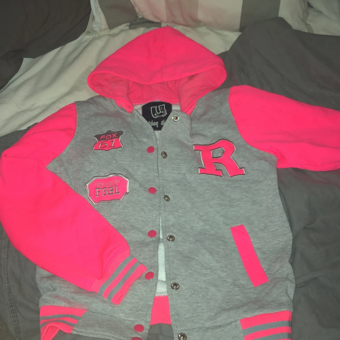 Skrik rosa kofta från Urban diva - 90