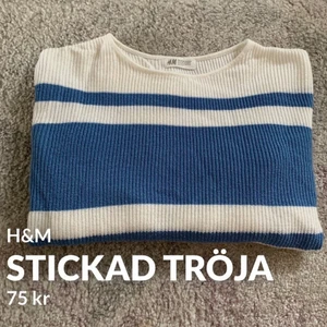Stickad tröja H&M - Stickad blå&vit tröja från h&m i storlek 146/152 och är bra i sin storlek ev lite större. Bra skick. Kontakta mig vid intresse/frågor ❤️ingen retur tyvärr och vid postköp står köparen för frakt. 