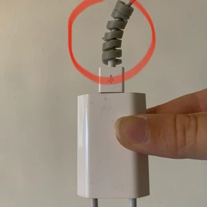Skydd till laddarsladd - Sjukt smart uppfinning! Denna gör så att laddarsladden till mobilen inte böjs för mycket och går sönder, ni vet så där som det alltid brukar bli. Vet inte hur jag nånsin kunde leva utan denna uppfinning… jag har flera stycken, så man kan beställa hur många man vill!
