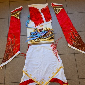 Handsydd Ahri cosplay  - Köpt från en kompis :) Väldigt bra skick och fin sydd. Behöver knappar för att sätta på toppen, har redan sytt in 2 som man kan sprätta bort och sy om. Toppen passar dem flesta då den är stretch.