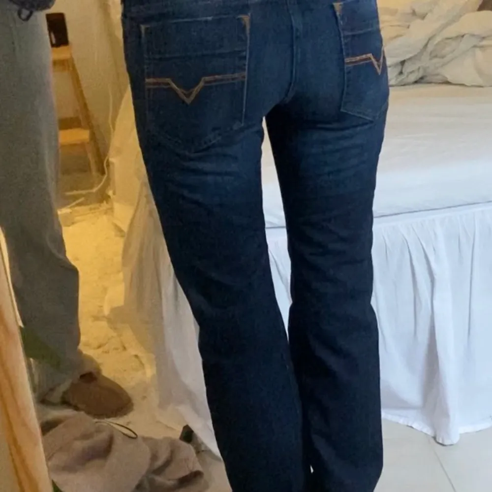 As snygga stright diesel jeans, som är väldigt långa! Är 177cm lång och de är för långa på mig!💕💕 men jag älskar de! I snygg mörkblå färg. (De har ett litet hål längst ner på jeansen, men inget man tänker på). Jag har vanligtvis storlek 36 . Jeans & Byxor.