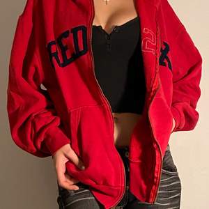 Säljer min skitsnygga nästan oanvända vintage red sox hoodie köpt från second hand. Högsta vid just nu är 400kr! BUDGIVNING AVSLUTAS PÅ SÖNDAG 💞