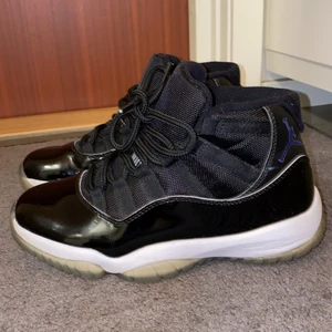 Jordan 11 sneakers storlek 40-40,5 - Detta är ett par jordan 11s dom är använda ganska många gånger men är i bra skick jag vill inte ha dom mer för dom är för små, dom är storlek 40-40,5