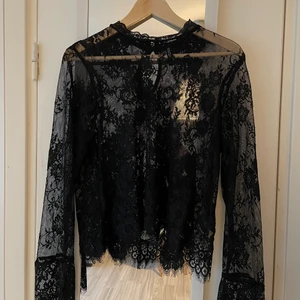 Svart spetsblus från H&M Divided  - Svart blus använd 2-3 gånger från H&M Divided, strl S (ev. oversized XS) 