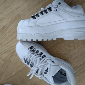Platå sneakers Fila! - Vita fila märke 5cm höga storlek 37