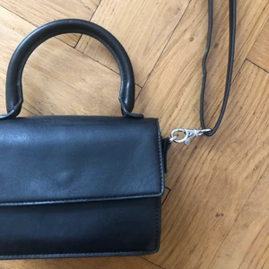 Monki - axelremsväska 🌻 - Axelremsväska i toppskick! 🌻