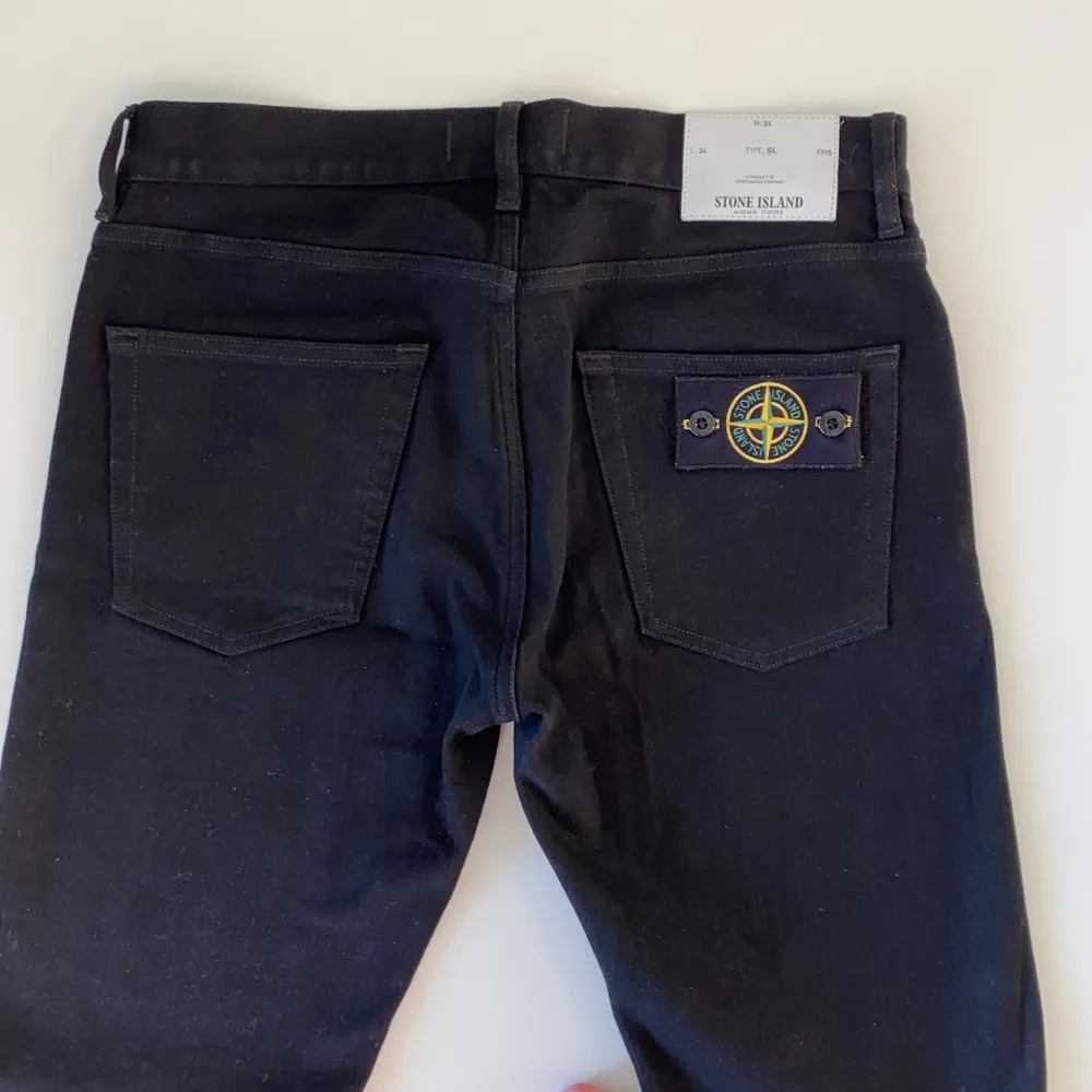 Svarta jeans från stone island, i princip helt oanvända. Nypris: 2000:- går att skanna på insidan av byxorna för att verifiera att dem är äkta! . Jeans & Byxor.