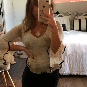 Meshtröja med volangärmar  - Superfin och speciel tröja i meshmaterial i beige/brunt mönster med volangärmar mm! Köpte den på secondhand för ett tag sedan men har tyvärr inte fått så mycket användning för den! Det står ingen storlek i den men gissar på S! 😌