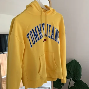 Hoodie Tommy hilfiger - Hoodie i nyskick, nästan aldrig använd! Nypris 1.200kr