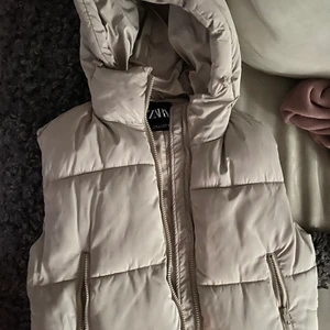 Väst zara - Säljer denna fina väst från zara som endast är använd en gång💗den är i en grå/beige färg och jag har den i storlek M. Jag är 175cm så den är bra i längd på mig, därför är den tagen i M och för en liten mer overzised modell. I vanliga fall är jag en xs-s så passar er som är de och även större. Köpte för ca 400kr och ja säljer för 250kr🤩köparen står för frakt