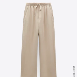 Byxor från Zara - Beigea byxor från Zara i storlek S, säljer då dom inte kommer till användning. Sparsamt använda.