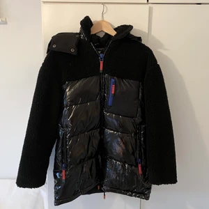 Zara jacka  - Skit snygg Zara jacka, knappt använd. Är Teddy material i ärmarna/bröstet och likadant på ryggen. Lite oversize i modellen 