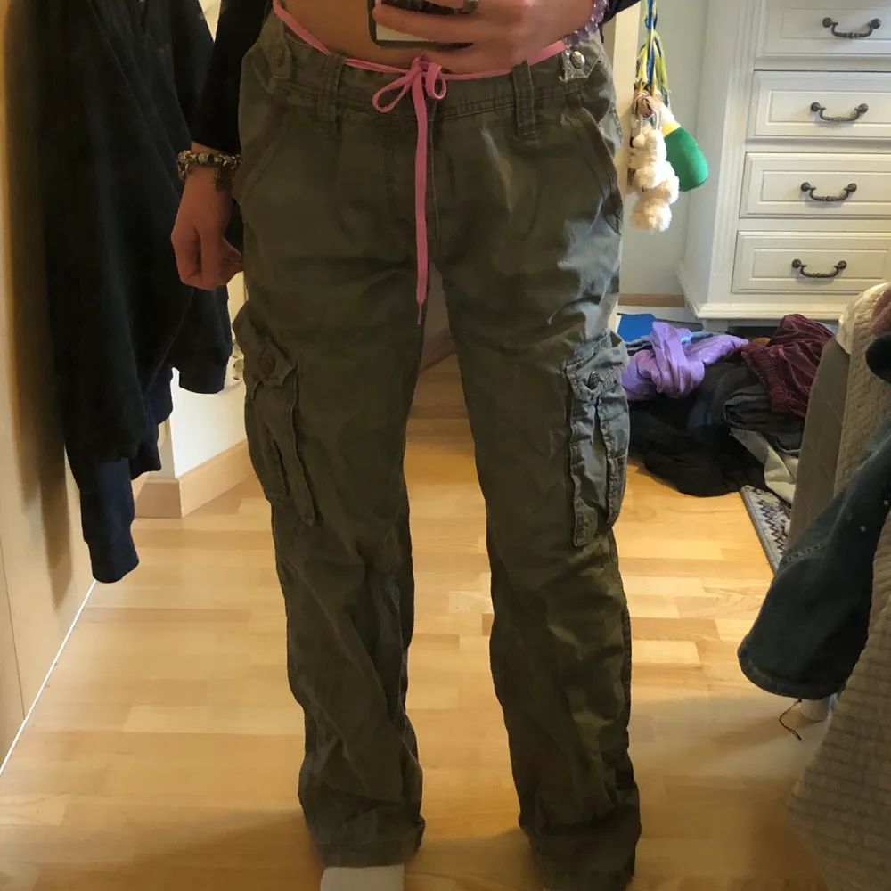 snyggaste gröna cargobyxorna men tyvärr alldeles för oversize i midjan på mig😔 köpta secondhand o har själv aldrig använt dom! om man vill att de ska sitta lite snyggt löst i midjan/höften så passar de nog bäst en s men de e ju preferens. 75cm innerben. kan frakta. Jeans & Byxor.