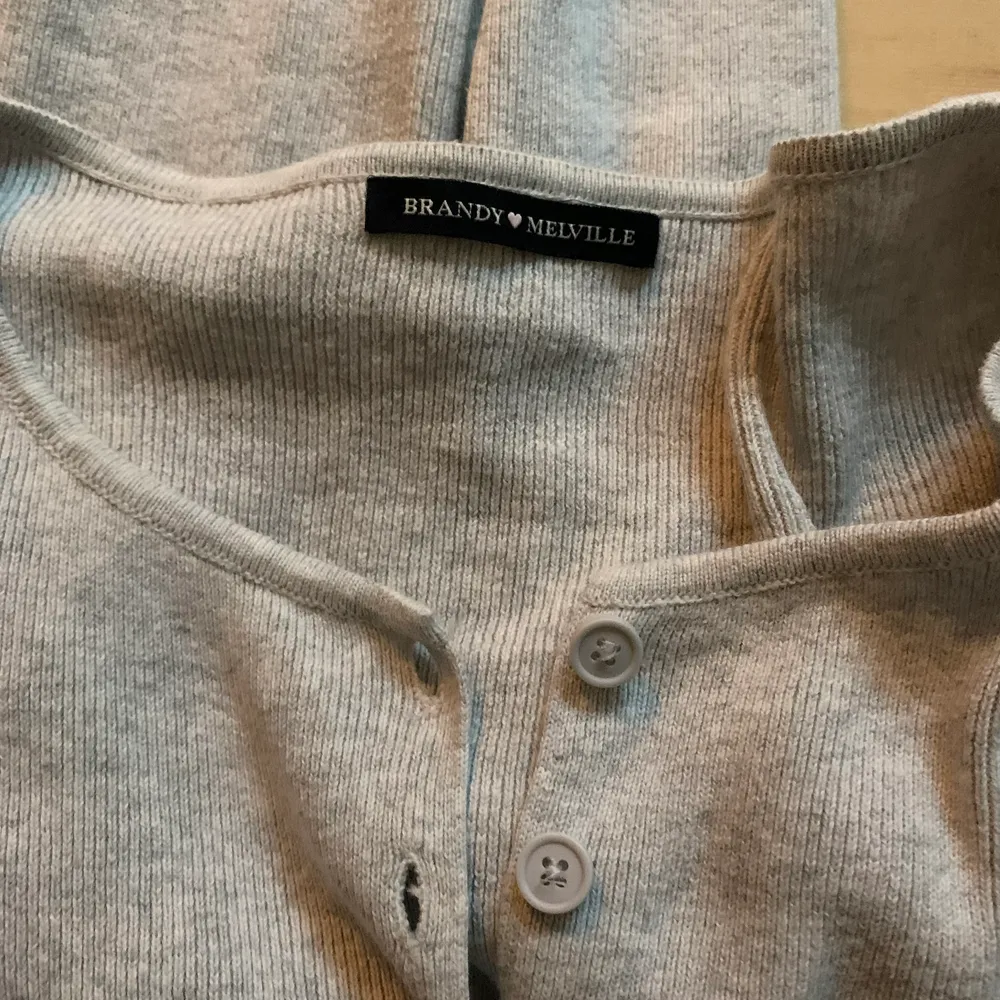 Ljusgrå, cropped kofta/tröja i storlek XS/S. Den är aldrig använt och i toppenskick!💕. Tröjor & Koftor.