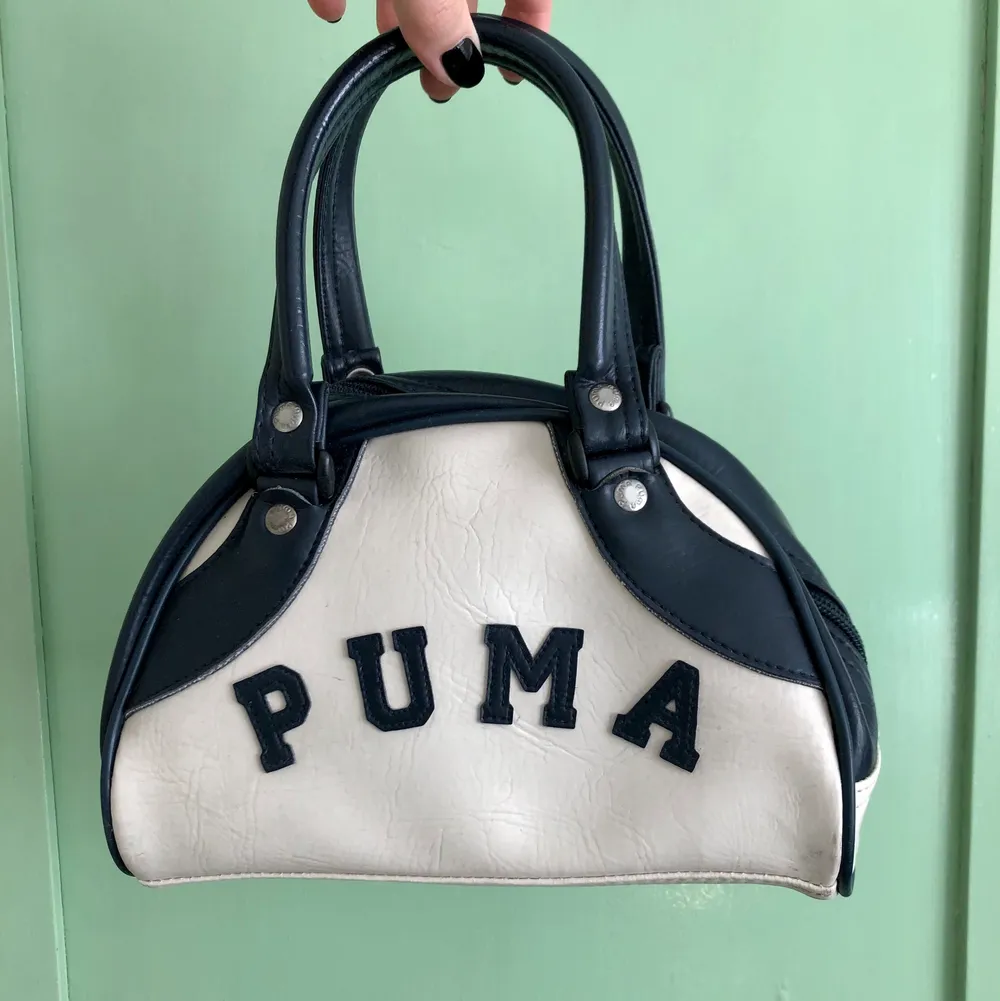 Retro Puma väska köpt på humana men aldrig kommit till användning💗. Väskor.